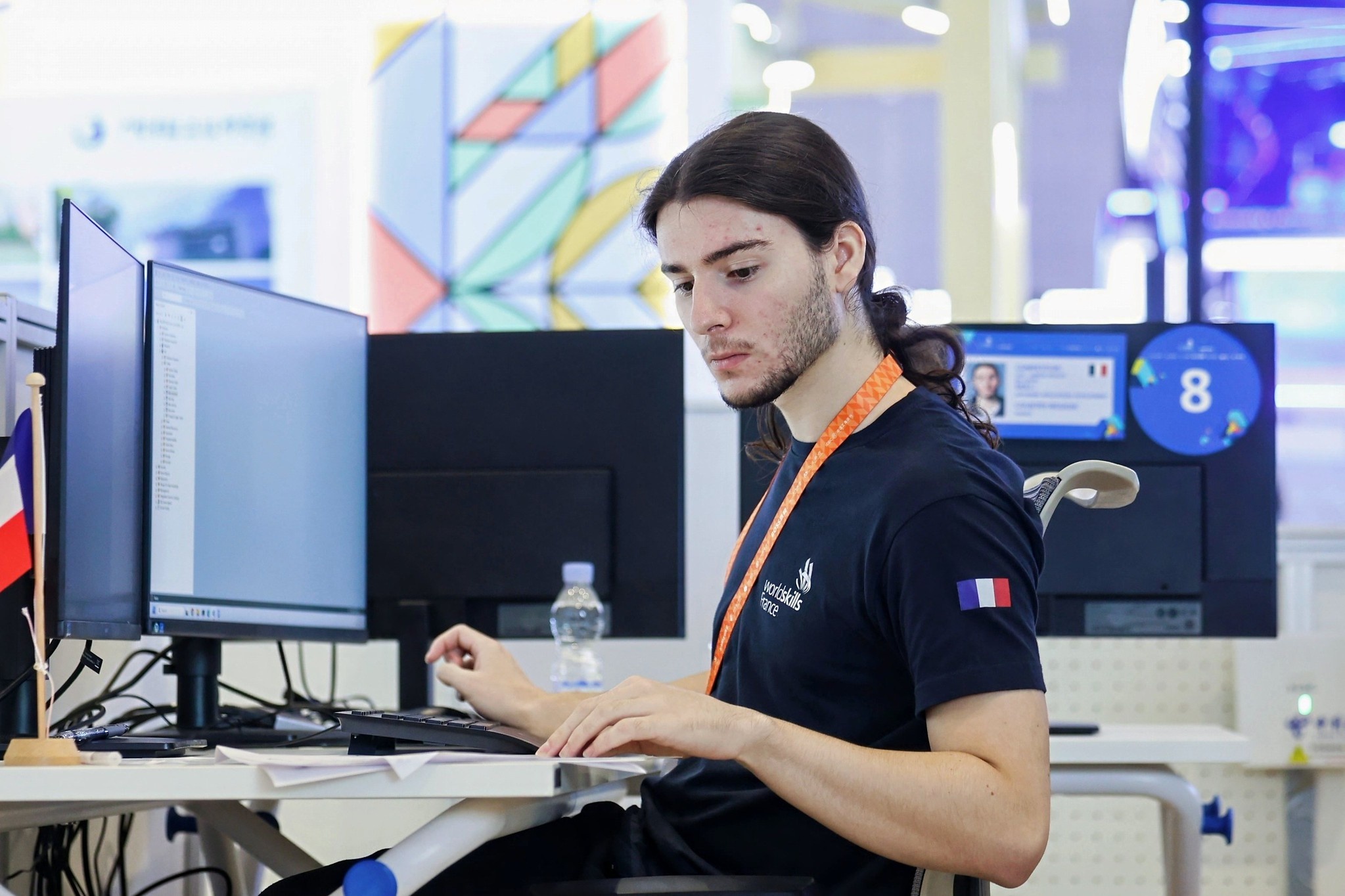 Luis Junior sur son poste de travail