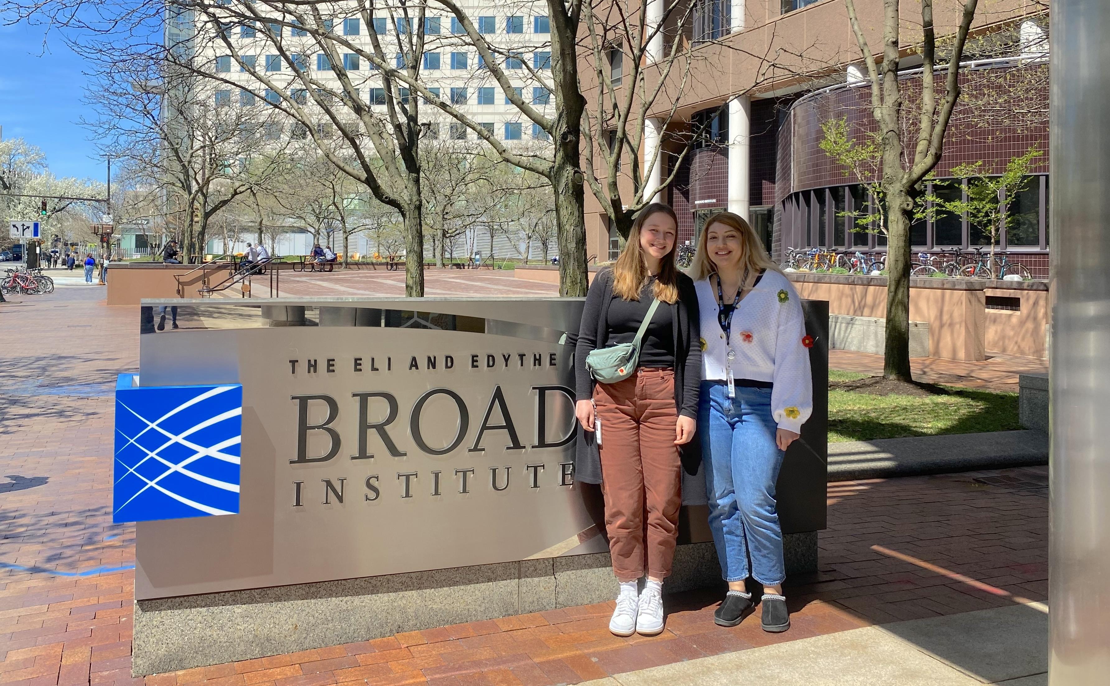 Jess Ewald et Mariam devant le Broad Institute